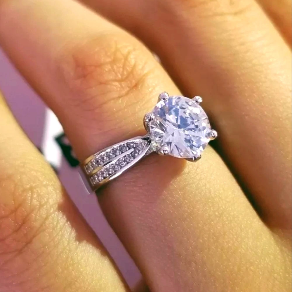 Luxury Designer White Round Center Diamond Ring